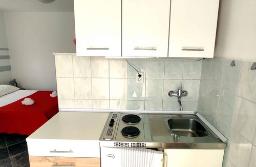 Slatine Apartment | Holiday apartment with sea view 200 m from the beach