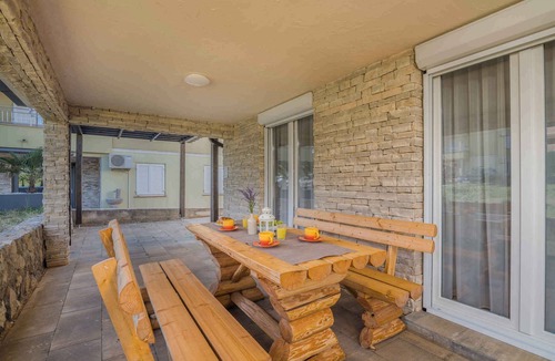 Klimno Apartment | Holiday apartment with large terrace, air conditioning and near the beach