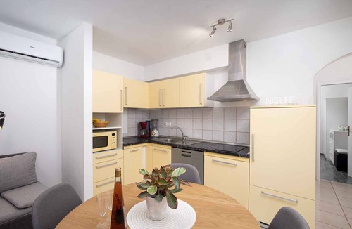 Fazana Apartment | Holiday apartment with terrace, garden and barbecue