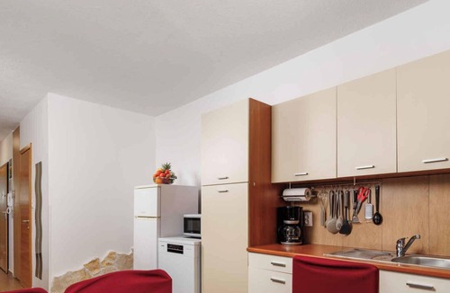 Klimno Apartment | Holiday flat with balcony and views of greenery