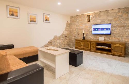 Vabriga House | Holiday Home Giovanni Vabriga with private Jacuzzi