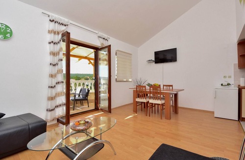 Krusevo House | Holiday Home in Krusevo with Garden & BBQ