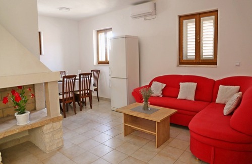 Lumbarda House | Holiday Home in Lumbarda with Garden