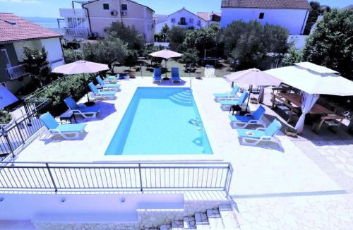 Businci House | Holiday Home in Okrug Gornji mit Schönem Pool und Meerblick by Interhome