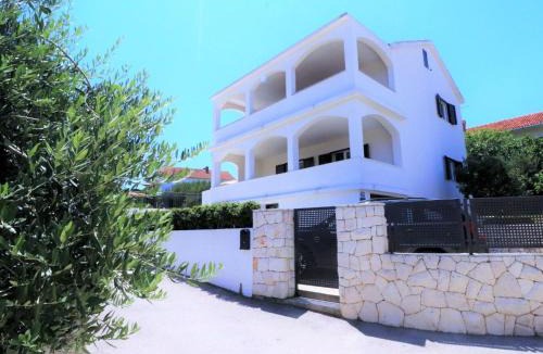 Businci House | Holiday Home in Okrug Gornji mit Schönem Pool und Meerblick by Interhome