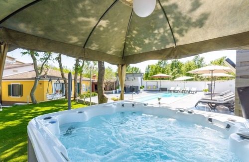 Kukci House | Holiday Home in Poreč with Balcony, Air condition, WIFI, Washing machine (4928-2)
