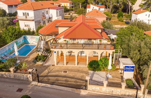 Ugljan House | Holiday Home in Ugljan with Terrace, Air condition, WIFI, Washing machine (4679-2)