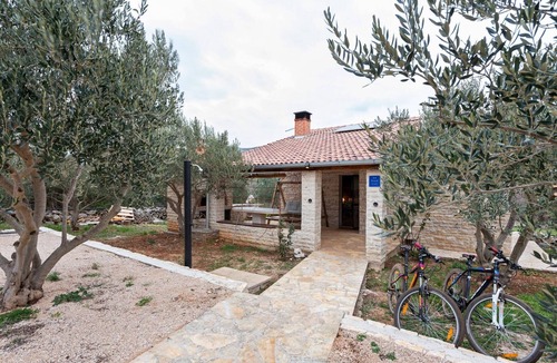 Pakostane House | Holiday Home in Vrana near Lake and Beach