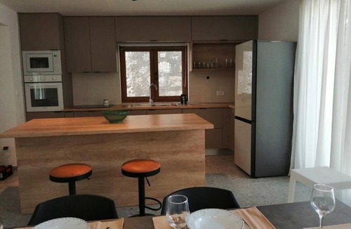 Vrgorac House | Holiday Home in Vrgorac with Terrace, Air condition, WIFI, Washing machine (5226-1)