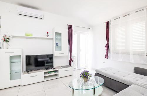 Maslenica House | Holiday Home Nekić by Interhome