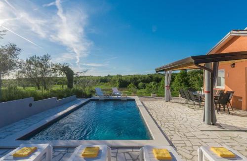 Radini House | Holiday Home Villa Pendolina mit privatem Pool und Jacuzzi by Interhome