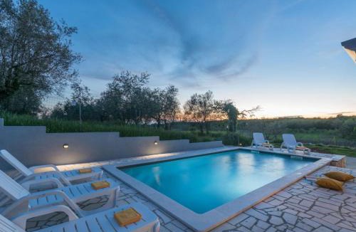 Radini House | Holiday Home Villa Pendolina mit privatem Pool und Jacuzzi by Interhome