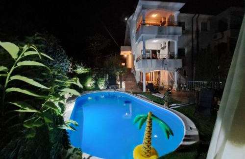 Opric House | Holiday Home Wunderschöne Luxus-Familienvilla Emily by Interhome