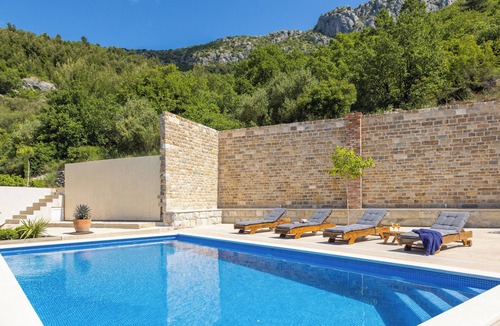 Kastel Kambelovac House | Holiday house - between Green & Blue