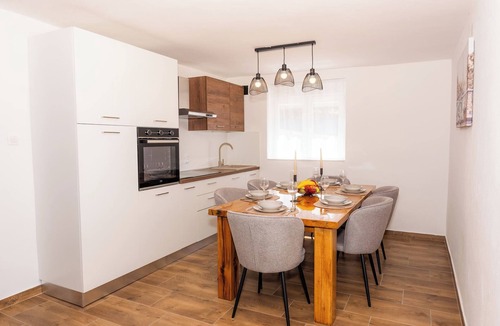 Barilovic House | Holiday house by the Korana River with a jacuzzi, sauna, and a view of the old town of Barilović