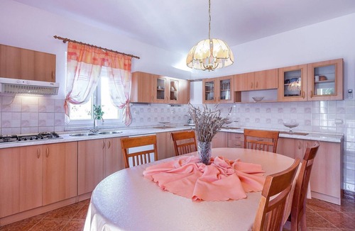 Pomer House | Holiday House in Ližnjan with Garden & BBQ