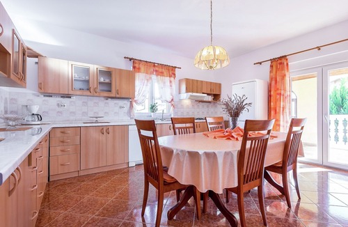 Pomer House | Holiday House in Ližnjan with Garden & BBQ