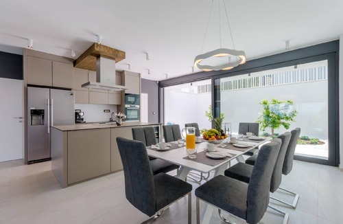 Sutivan House | Holiday House in Sutivan with Private Parking and Direct View