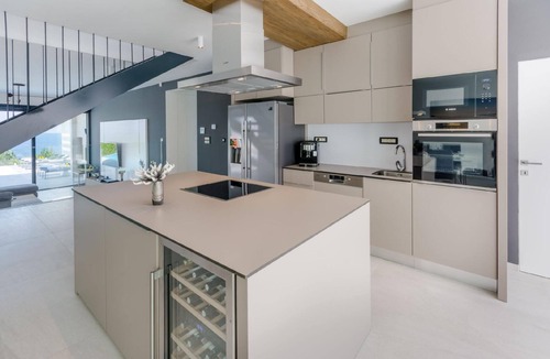 Sutivan House | Holiday House in Sutivan with Private Parking and Direct View