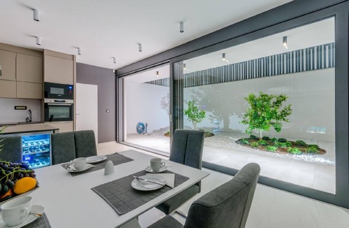 Sutivan House | Holiday House in Sutivan with Private Parking and Direct View