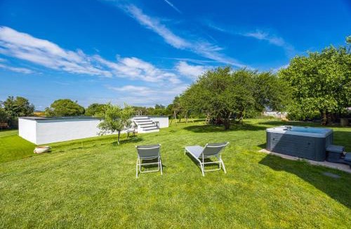 Valdebek House | Holiday house Mirna with heated swimming pool and jacuzzi