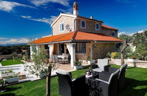 Vrbnik House | Holiday house Vrbnik for 1 - 7 persons with 2 bedrooms - Twin house