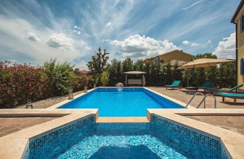 Muzini House | Holiday house Zminj for 12 - 14 persons with 6 bedrooms - Holiday house
