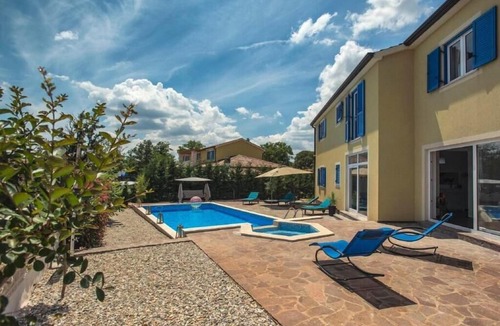 Muzini House | Holiday house Zminj for 12 - 14 persons with 6 bedrooms - Holiday house