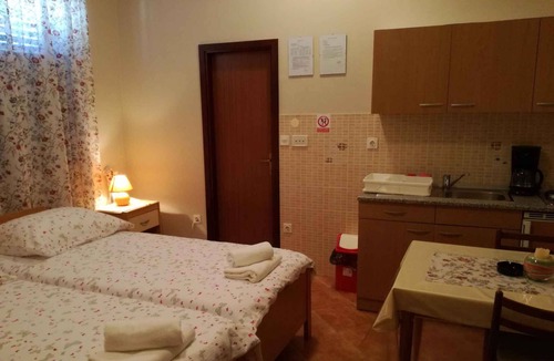 Veleniki House | Holiday room with Terrace and Internet Access