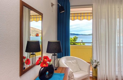 Trogir Apartment | Homerez - Spacious Apartment in Trogir with Parking