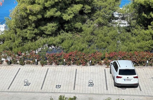 Trogir Apartment | Homerez - Spacious Apartment in Trogir with Parking