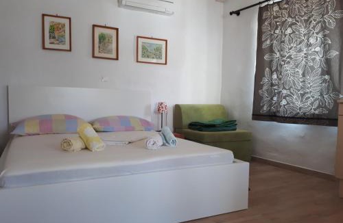 Stari Grad Apartment | House at the seafront