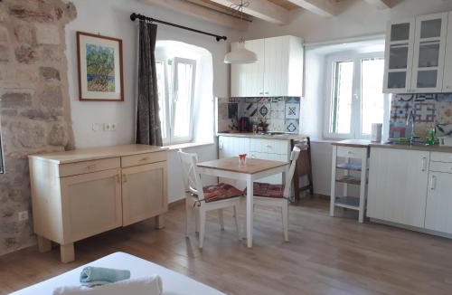 Stari Grad Apartment | House at the seafront