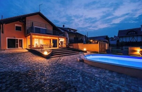 Aljmas Villa | House by the Danube with jacuzzi, sauna, pool, barbecue, and outdoor activities