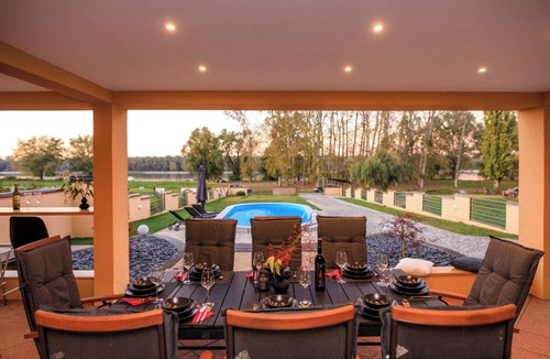 Aljmas Villa | House by the Danube with jacuzzi, sauna, pool, barbecue, and outdoor activities