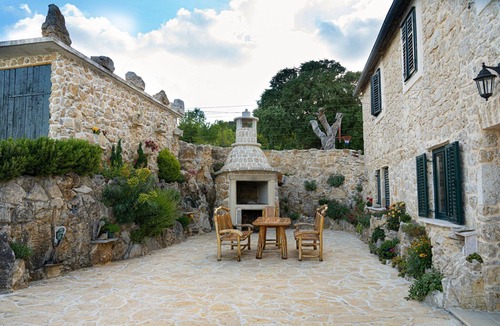 Drnis House | House in a scenic Siveric park