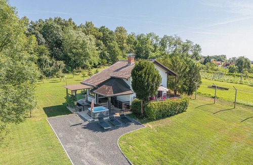 Tisina House | House VilAna: Jacuzzi, Garden & BBQ, Puconci, Slovenia