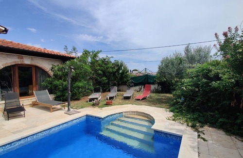 Sisan House | House with pool in the countryside