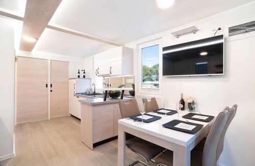Seca Boat Rental | Houseboat with roof terrace and hot tub