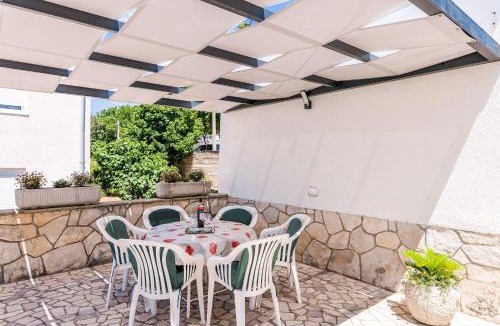 Povile Apartment | Hundefreundliches Apartment nur 500 Meter zum Strand mit Meerblick, Garten, Grill