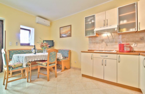 Đuba Apartment | Idyllic flat just 500 metres from the beach with sunbathing lawn and barbecue