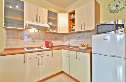 Đuba Apartment | Idyllic flat just 500 metres from the beach with sunbathing lawn and barbecue