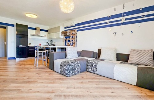 Novigrad Apartment | Idyllic flat with sea view, pool, barbecue, washing machine, private car park