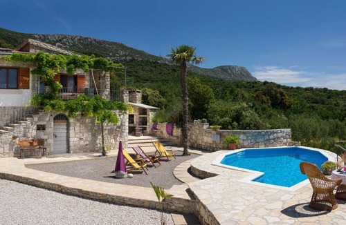 Kastela House | in Kaštel Lukšić mit großer Terrasse und Bergblick by Interhome