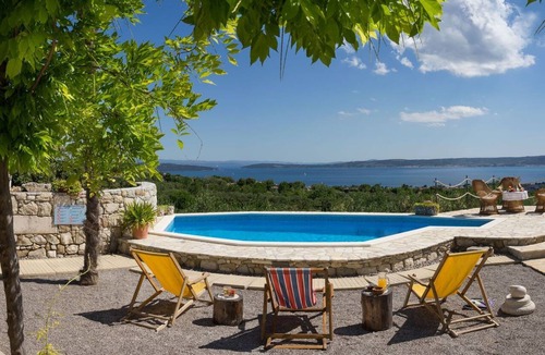 Kastela House | in Kaštel Lukšić mit großer Terrasse und Bergblick by Interhome