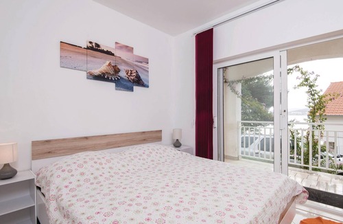 Kuciste Apartment | In Perna, a small town on the peninsula are located these apartments, only about 50 meters from rock