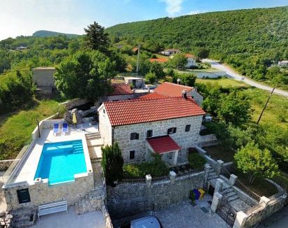 Prolozac Villa | Jukini Dvori Villa with a view of the Green lake