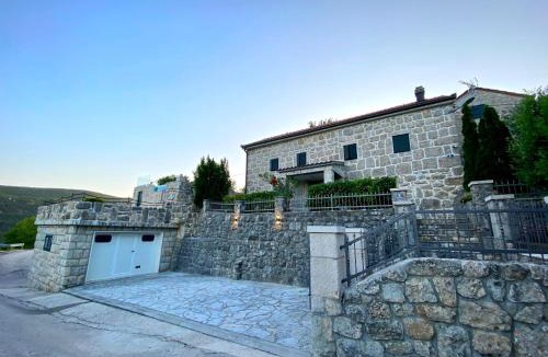 Prolozac Villa | Jukini Dvori Villa with a view of the Green lake