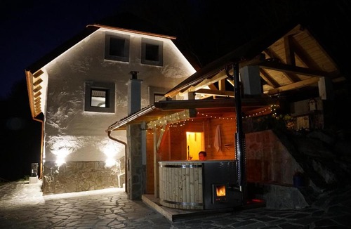 Hrastnik House | Kmetija Karničnik-kmečka hiša Matejka with Hot tub&Sauna