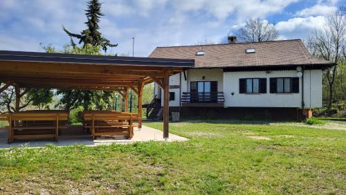 Kanal House | Koča sredi gozda